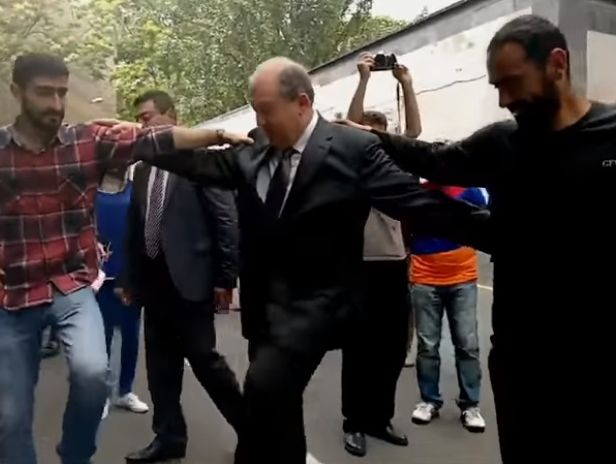 Президент Вірменії станцював з екологами-протестувальниками. Відео