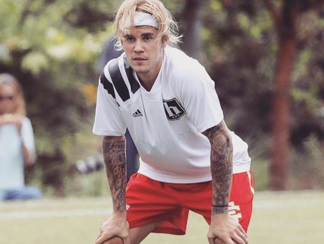 Бибер показал своего младшего брата