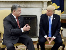 Адвокату Трампа заплатили мінімум $400 тис. за організацію першої зустрічі президента США з Порошенком – ЗМІ