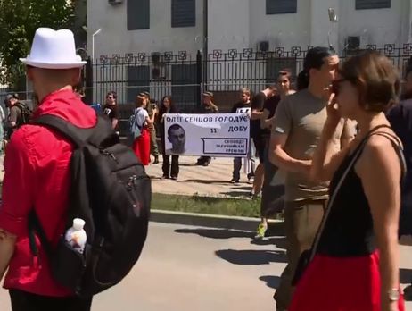 В Киеве у здания посольства РФ в Украине проходит акция 