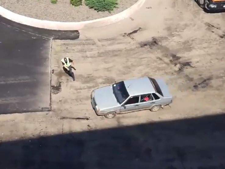 У Київській області поліцейські зі стріляниною намагалися зупинити автомобіль, який кружляв навколо них. Відео