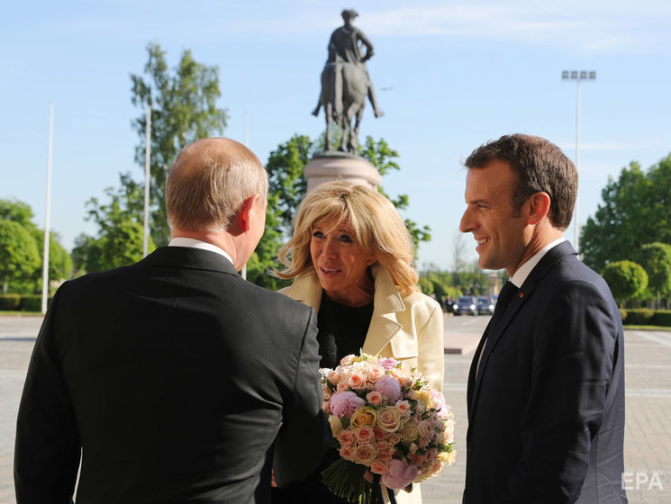 Путін подарував дружині Макрона букет троянд. Відео