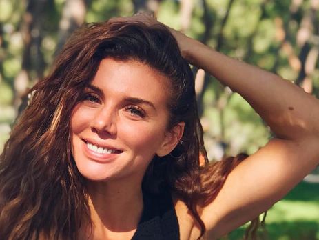 Седокова показала тело в песке на пляже