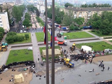 Тракторы разобрали баррикады перед Донецкой облгосадминистрацией. Фоторепортаж