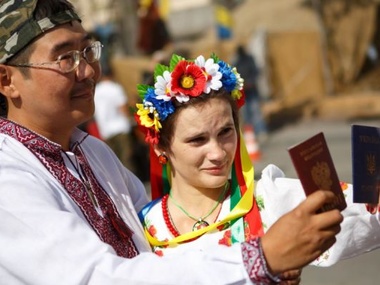 Волонтеры Майдана Лиза Шапошник и Виталий Попов поженились. Фоторепортаж