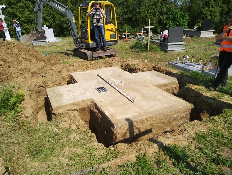 У Грушовичах на місці пам'ятника воїнам УПА виявлено поховання