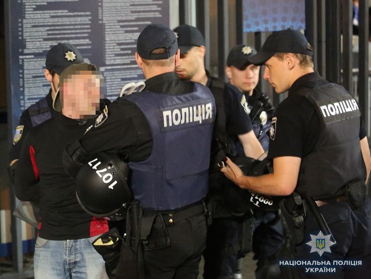 Крищенко повідомив, що затриманих біля НСК "Олімпійський" за порушення порядку вболівальників відпустили з поліції