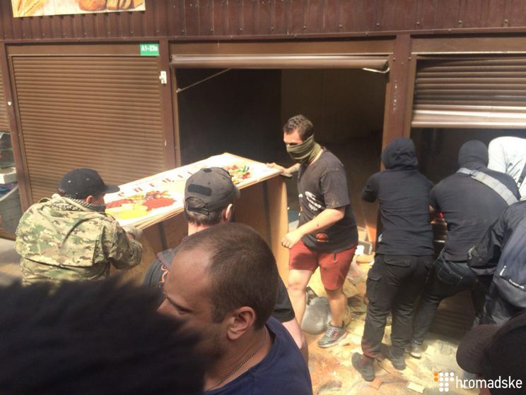 Погром на рынке в Киеве из-за избиения военного пенсионера: пострадали трое полицейских, задержаны 10 человек