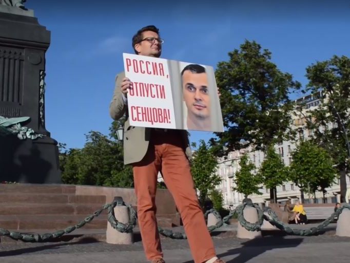 В Москве задержали российского режиссера Сушкевича за пикет в поддержку Сенцова