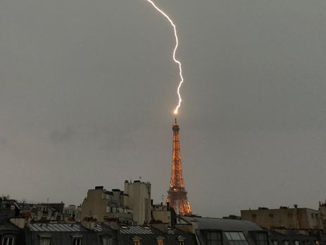В Эйфелеву башню попала молния. Видео