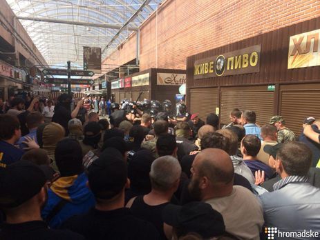 Суд отпустил на поруки Билецкого экс-бойца "Азова", которого задержали после погромов на рынке в Киеве