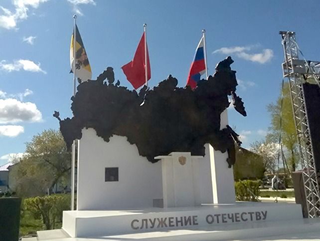 В России открыли памятник Путину, но без Путина