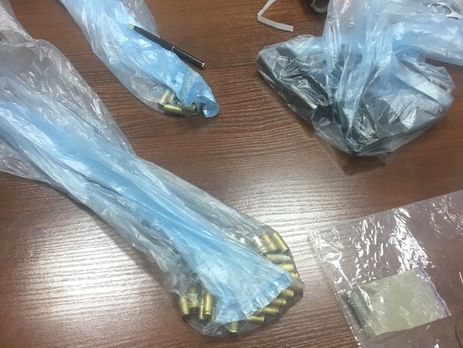 Замдиректора киевской гимназии хранил в рабочем кабинете боеприпасы и психотропы