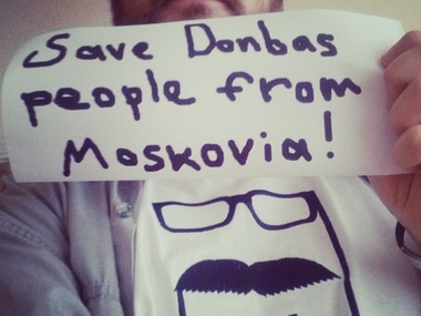 ‪В соцсетях призывают спасти Донбасс от диверсантов из РФ. Фоторепортаж