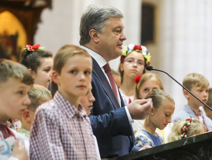 Українці заспівали з Порошенком гімн України в мадридському соборі. Відео