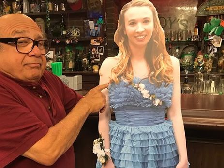 Де Вито пришел в бар с картонной школьницей, которая до этого сходила с фигурой Де Вито на свой выпускной