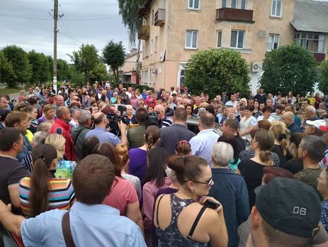 У Харківській області місцеві жителі вийшли на мітинг із вимогою розслідувати загибель активіста Бичка