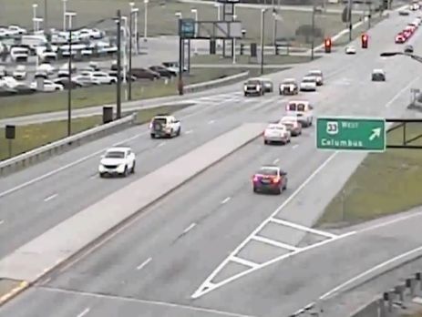 В США автомобиль проехал задним ходом несколько километров по оживленной трассе. Видео