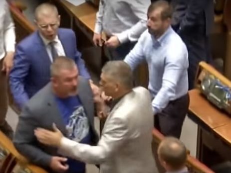 ﻿У Раді побилися нардепи Долженков і Юрій Береза. Відео