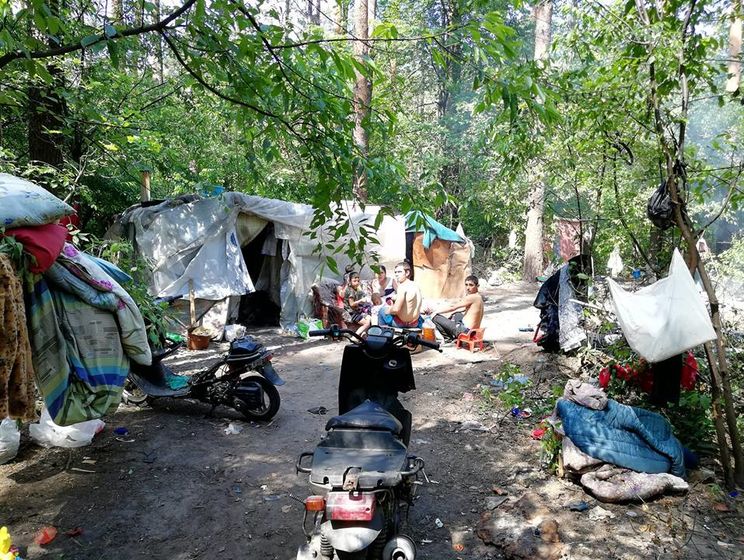 В киевском парке "Голосеевский" ромы разбили табор, "национальные дружины" дали им 24 часа на выселение