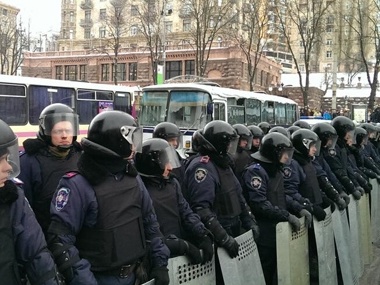 Правоохранители перекрыли движение по Грушевского возле стадиона "Динамо"
