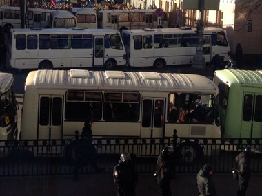 В правительственный квартал завезли 50 автобусов с силовиками