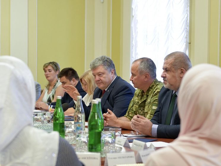 Порошенко впервые встретился с родственниками политзаключенных в РФ и заложников на Донбассе