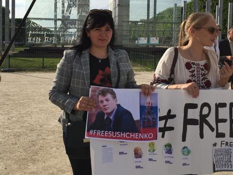 В Париже проходит акция в поддержку Сущенко