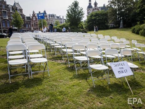 Родственники погибших в катастрофе Boeing 777 на Донбассе установили 298 пустых кресел у посольства России в Гааге