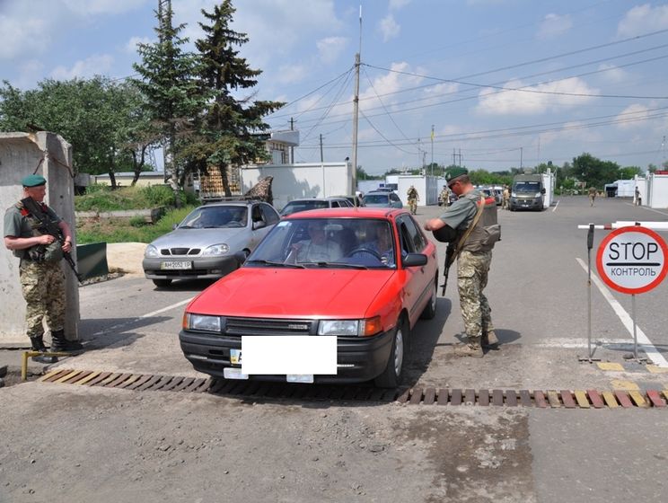 ﻿Виїжджаючи з окупованого Донбасу, жінка навмисно наїхала на ноги українському прикордоннику – Держприкордонслужба