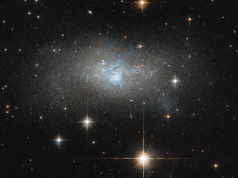 NASA опубликовало снимок галактики с голубыми потоками газа