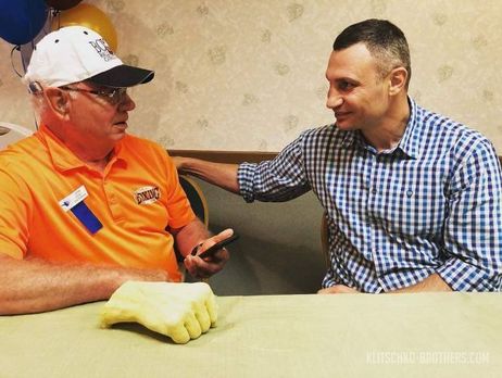 Виталий Кличко оставил отпечаток своего кулака в музее боксерской славы