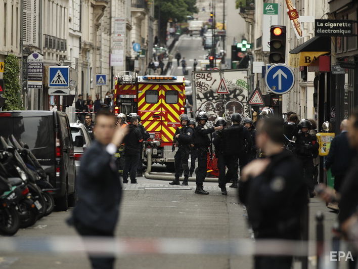 Захвативший заложников в Париже мужчина облил их бензином