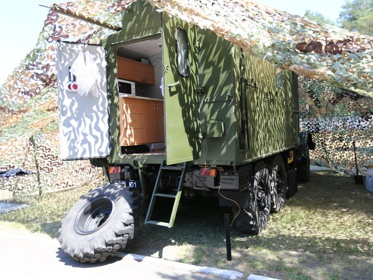 ﻿Українські прикордонники обладнали застарілі вантажівки ГАЗ-66 і ЗІЛ-131 під мобільні пункти проживання. Відео