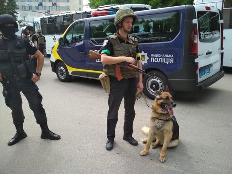 ﻿У Києві поліція проводить навчання, мешканців столиці просять не панікувати. Фоторепортаж