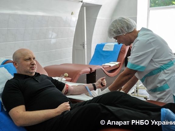 Турчинов призвал чиновников и депутатов поделиться кровью с защитниками Украины