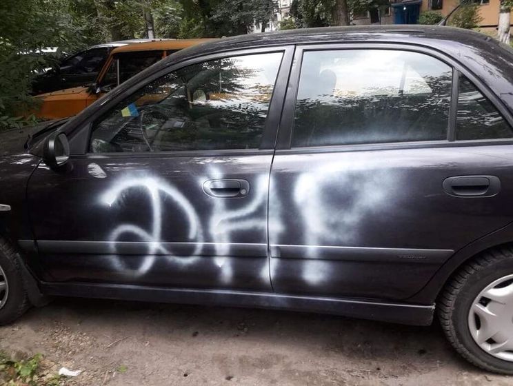 В Днепре неизвестные оставили надпись "ДНР" на автомобиле местного активиста