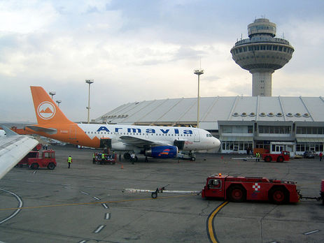 Три пьяных россиянина устроили драку в самолете, следовавшем в Ереван – полиция Армении