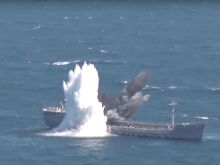 ﻿Турецький підводний човен однією торпедою потопив на навчаннях танкер. Відео