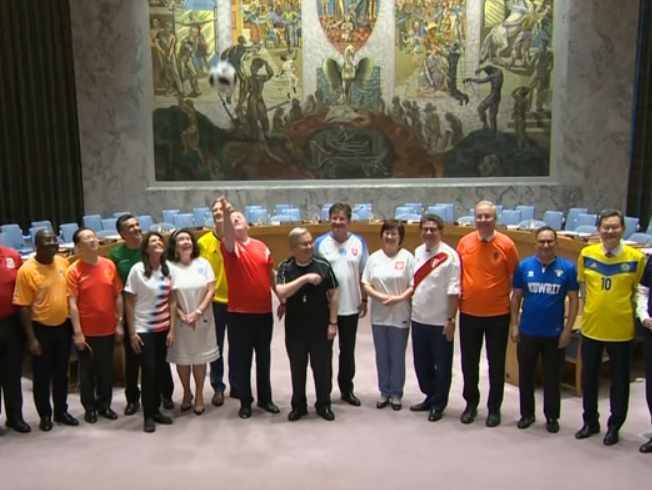 ﻿Постпреди в ООН відсвяткували відкриття ЧС у Росії, одягнувши футболки своїх збірних. Відео