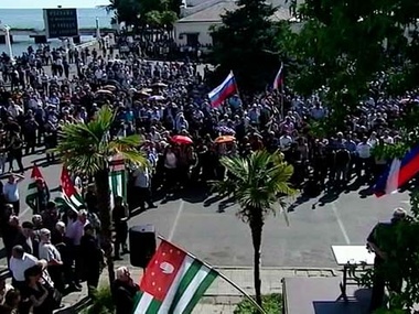 Сторонники оппозиции в Абхазии пикетируют Администрацию президента 