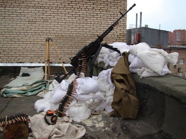 Террористы устанавливают пулеметы на крышах в Славянске