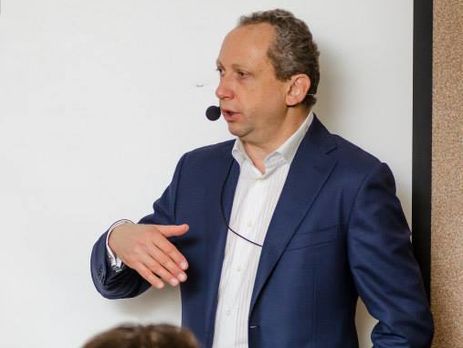 В деревнях по всей России из домов вываливаются пьяные мужики и горлопанят: 