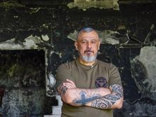 Колесник: Парни раскапывали вещи погибших, а я на четвереньках стоял и, простите, блевал. Минут 40 наизнанку выворачивало от трупного запаха