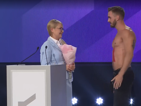 Журналист Братущак о мужчине, раздевшемся перед Тимошенко: У него точно были сообщники – сам он не мог себя обрисовать. Плюс на форум прошел с бейджем участника