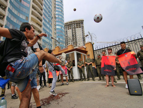 Активисты с облитыми красной краской мячами пикетировали посольство России в Одессе