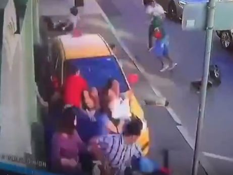 Опубликован момент наезда такси на толпу в Москве. Видео