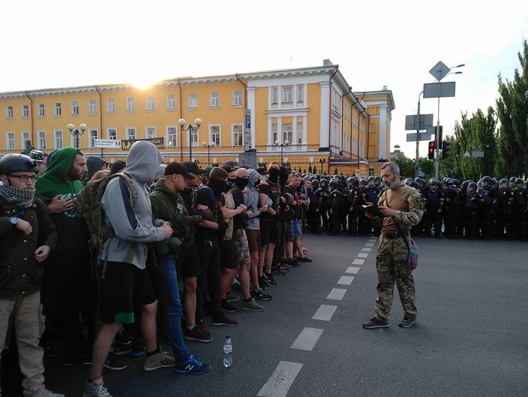 ﻿У центрі Києва сталися сутички між правоохоронцями та противниками Маршу рівності, у поліцію доправили десятки людей