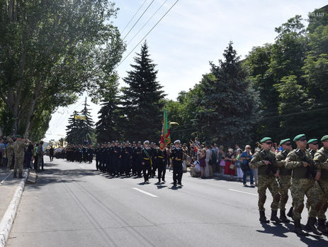 В Мариуполе состоялся парад в честь четвертой годовщины освобождения города от боевиков 
