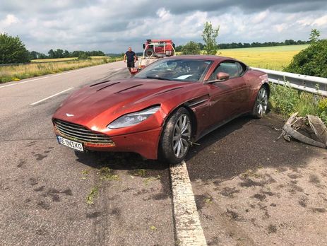 Крымчанин бросил свой Aston Martin на трассе Харьков – Днепр после ДТП, так как спешил в аэропорт